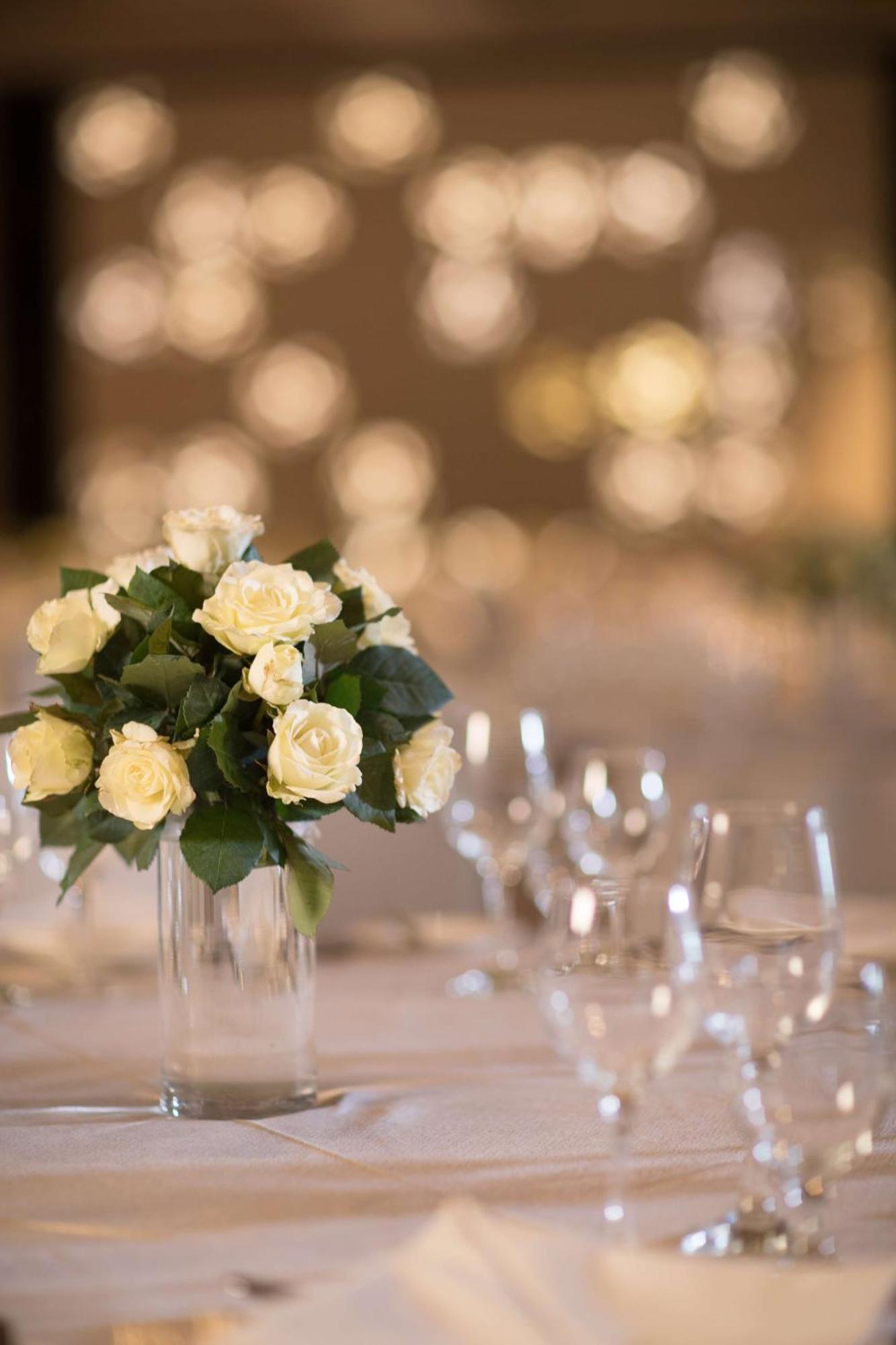 Hotel Radisson Blu Cebu Exteriér fotografie A bouquet of white roses